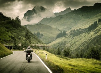 ¿Qué debemos revisar antes de salir de viaje en moto?
